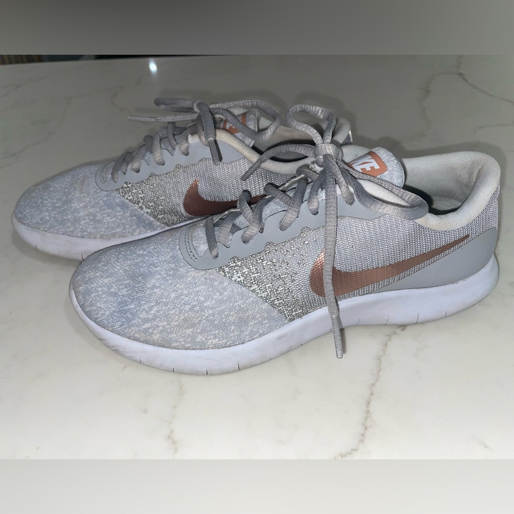 Nike women’s Flex contact grey athletic tennis shoe- size 8